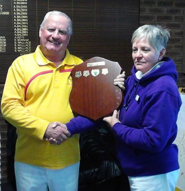 NEDCA Golf Pennant 2016: Shield presentation
Sarina Cevaal-Hewitt, NEDCA Regional Director, presents the 2016 Golf Shield to Allan Holt of Beechworth.
Keywords: GC;Pennant;2016;NEDCA;Beechworth CC;Wodonga CC