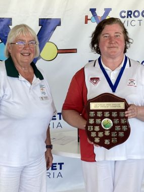 Vic Open Singles 2024 Elaine Coverdale with President Patrick
