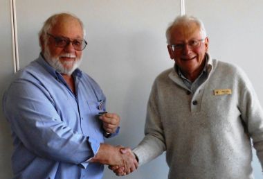 Mike Cohn presenting Jim Clement with his VCA President's Badge
Jim Clement's election as President of VCA, 15 August 2016
Keywords: croquet; president; election; 2016