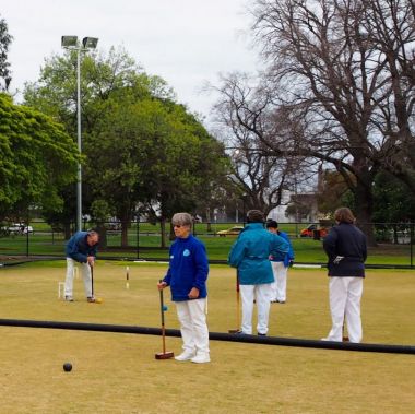 Crowded lawns at the Brunswick Season Opening 2015
We had to play on small courts - great to have so many people to celebrate the season opening with us.
Keywords: Brunswick;BMSC;season opening 2015;croquet lawns