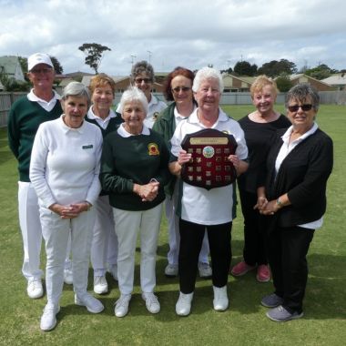 Drysdale Novice Shield - October 2018
Participants (Liz McKenzie, Robyn Hill, Dianne McNamara, Carolyn Cook, Bev Ash, Teresa Bonacci) - plus referees (Reg and Margot Paton) and Tournament Manager (Barb Watkins)
The Winner - Carolyn Cook won 4 out of five games - is holding the shield/
