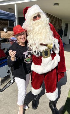 Margaret La Frenz with Santa arka Greg Pearce.
